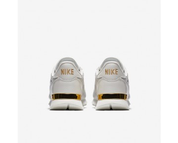 Chaussure Nike Internationalist Premium Qs Pour Femme Lifestyle Blanc Sommet/Or Métallique/Blanc Sommet_NO. AA1435-100